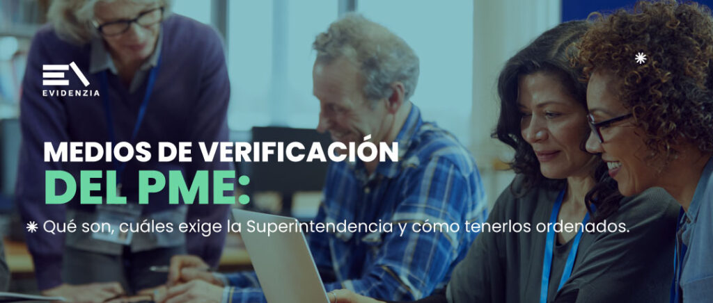 Equipo directivo escolar revisando documentación del PME en computador, Evidenzia
