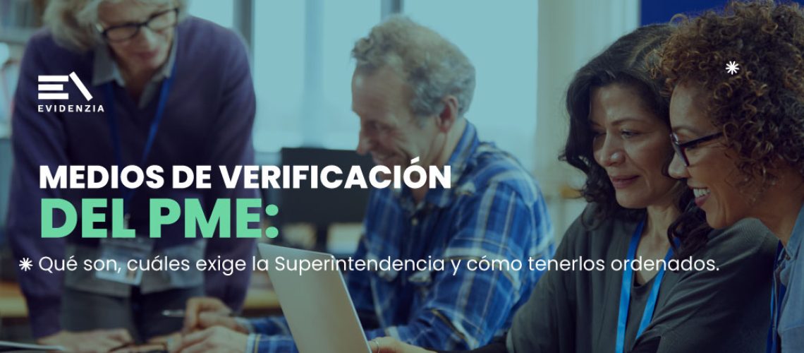 Equipo directivo escolar revisando documentación del PME en computador, Evidenzia